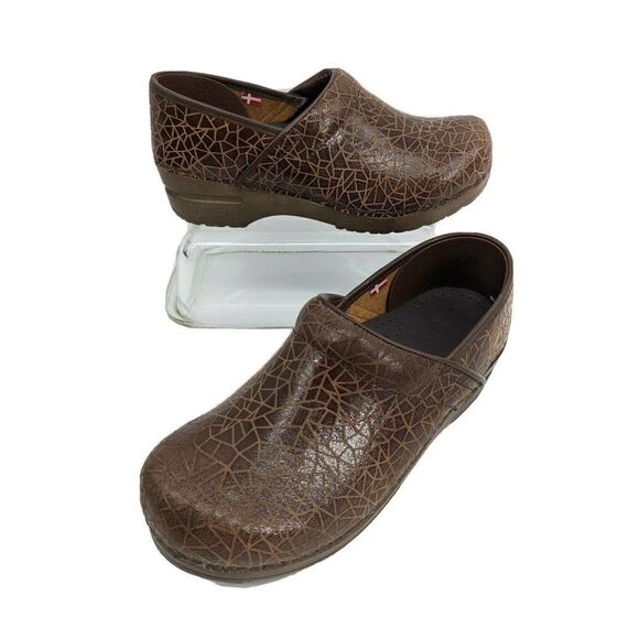 Sanita Womens Brown Clog Shoes Sz 38 EU 7.5 8 US Embossed Leather Comfort - Picture 1 of 11